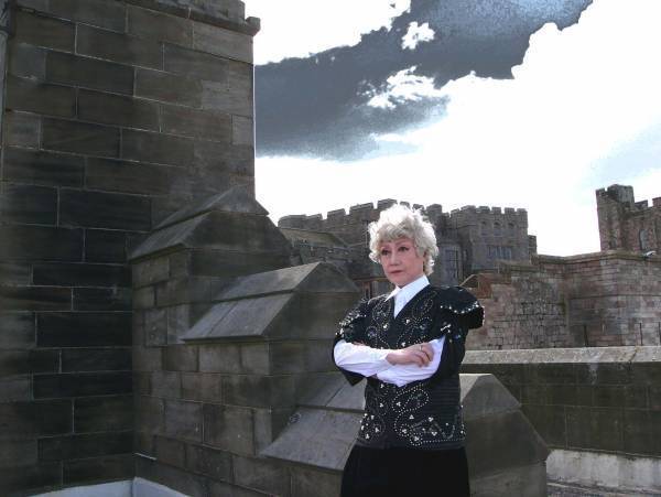 ひとり芝居の先駆者・五十田安希　『語りかけるハムレット』満を持して再演決定　カンフェティで限定割引チケット発売