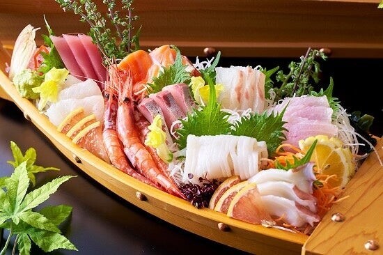 大分のカンパチ、熊本の鯛、福井のサーモン。 地元・新鮮食材でもてなす「海鮮料理」自慢の大江戸温泉物語の宿