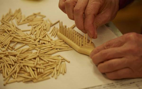 【界 別府】別府つげ細工職人と“一生モノのつげブラシ作り”開催　～職人、生産者と行うご当地文化体験「手業のひととき」2年目に突入～｜期間：2022年9月1日～2023年2月28日