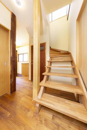 『間取りと素材で決まる 生きづらさを抱える子の生きる力を育む住まいとリフォーム』2022年3月11日刊行