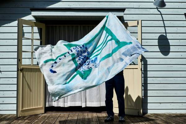 【上質素材をその手で】アーティスト作品がデザインされた「アートブランケット」「マルチクロス」をあなたの街へ