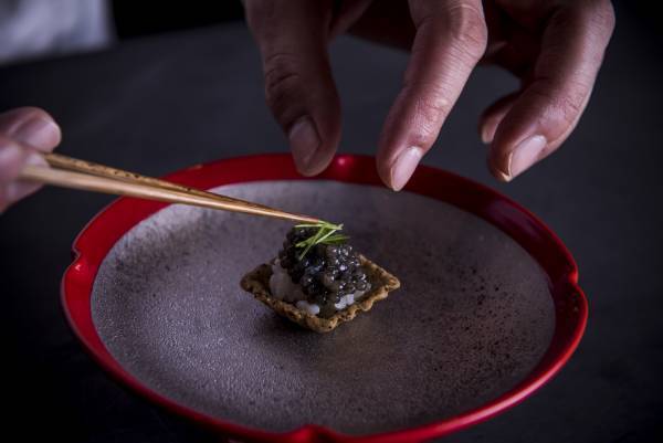 ミシュラン一つ星「薪焼 銀座おのでら」×「廻転鮨 銀座おのでら本店」！ 「至極の一貫 黒毛和牛の炙りとトリュフの手巻き寿司」を期間限定販売