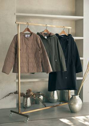 SHOO･LA･RUE（シューラルー） 藤本美貴さんが着こなす、冬まで大活躍のライトアウターコレクションを公開