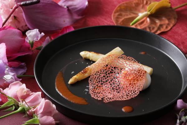 桜の開花シーズンに楽しむアーティスティックなイノベーティブフレンチが登場『TAKUMI鉄板焼フレンチコース～青森×愛知～』