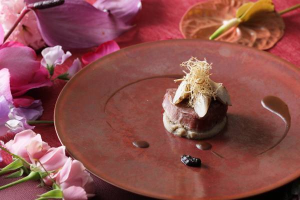 桜の開花シーズンに楽しむアーティスティックなイノベーティブフレンチが登場『TAKUMI鉄板焼フレンチコース～青森×愛知～』