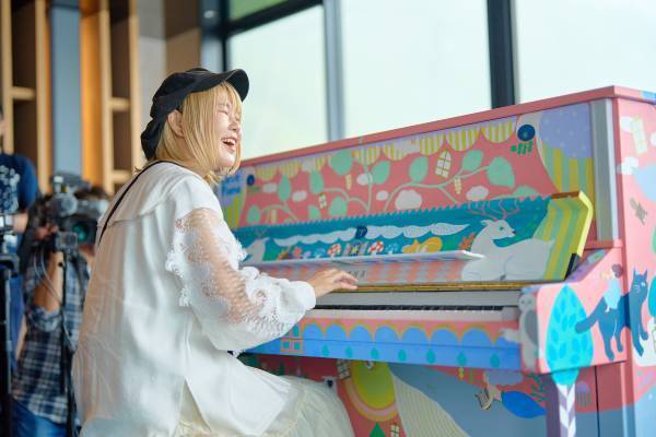 【リゾナーレトマム】ダイナミックな雲海を一望できる「雲海テラス」で「旅するLovePiano」お披露目会を実施しました ｜実施日：2022年8月3日