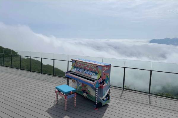 【リゾナーレトマム】ダイナミックな雲海を一望できる「雲海テラス」で「旅するLovePiano」お披露目会を実施しました ｜実施日：2022年8月3日