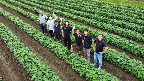 初登場！新たな夏の贅沢「丹波篠山デカンショ豆」 日本農業遺産にも認定された、あの丹波篠山黒大豆の伝統的な栽培技術を継承する 生産者が育てる新しい夏の枝豆。お得な先着限定予約特典付きで販売。