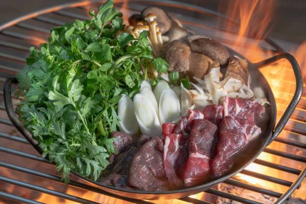 【星のや富士】焚き火を囲み森でジビエを味わう「山麓の狩猟肉すき焼き」を提供～猟師こだわりの狩猟法で獲った狩猟肉を堪能～｜期間：2022年12月1日〜2023年2月28日