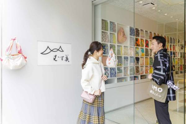 【OMO5京都三条】100枚以上の風呂敷がクリスマスツリーに変身！ 「京町ふろしきクリスマス」初開催 ～変幻自在な旅のアイテムで彩る京都ならではのクリスマス～｜期間：2022年12月1日〜25日