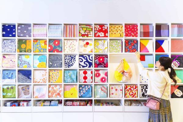 【OMO5京都三条】100枚以上の風呂敷がクリスマスツリーに変身！ 「京町ふろしきクリスマス」初開催 ～変幻自在な旅のアイテムで彩る京都ならではのクリスマス～｜期間：2022年12月1日〜25日