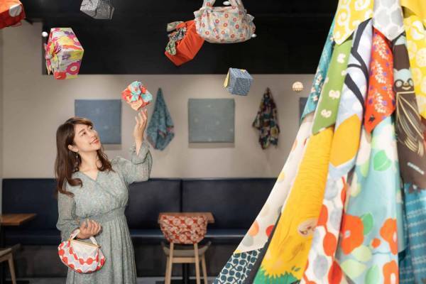 【OMO5京都三条】100枚以上の風呂敷がクリスマスツリーに変身！ 「京町ふろしきクリスマス」初開催 ～変幻自在な旅のアイテムで彩る京都ならではのクリスマス～｜期間：2022年12月1日〜25日