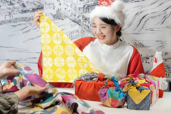 【OMO5京都三条】100枚以上の風呂敷がクリスマスツリーに変身！ 「京町ふろしきクリスマス」初開催 ～変幻自在な旅のアイテムで彩る京都ならではのクリスマス～｜期間：2022年12月1日〜25日