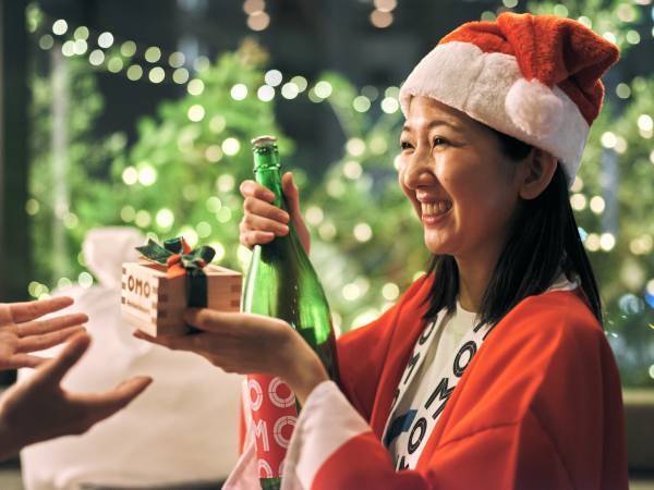 【OMO5東京大塚】メリークリス升！一升瓶を持ったサンタが杉玉屋台を引いて登場する「ポン酒クリスマス」開催 ～酒樽や一升瓶、カップ酒を使用した「日本酒クリスマスツリー」も登場～｜期間：2022年12月1日～25日