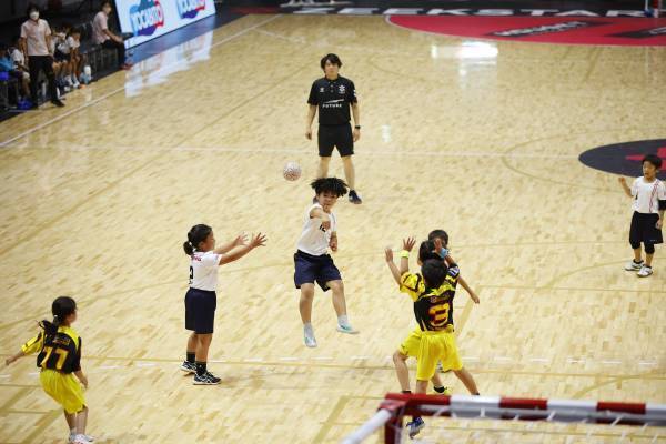 【ジークスター東京】小学生チームが日本ハンドボールリーグのホーム戦でプレー