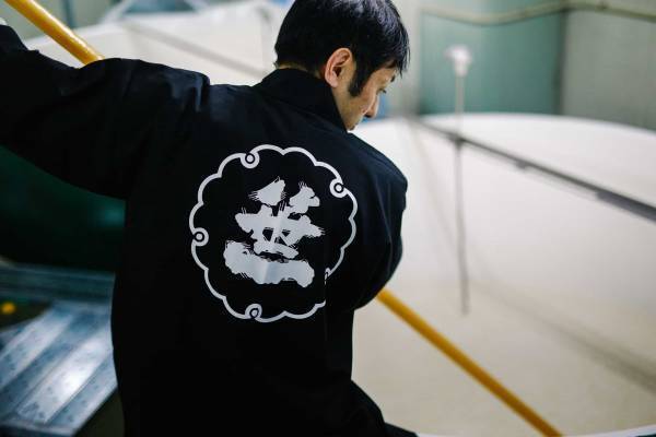 【星のや富士】日本酒を味わうだけではなく、仕込み水の水源を辿るショートトレッキングや酒蔵見学・食事を通じて、山梨県の日本酒の魅力を学ぶ「山麓のSAKE滞在」を提供｜期間：2022年12月1日～2023年2月28日