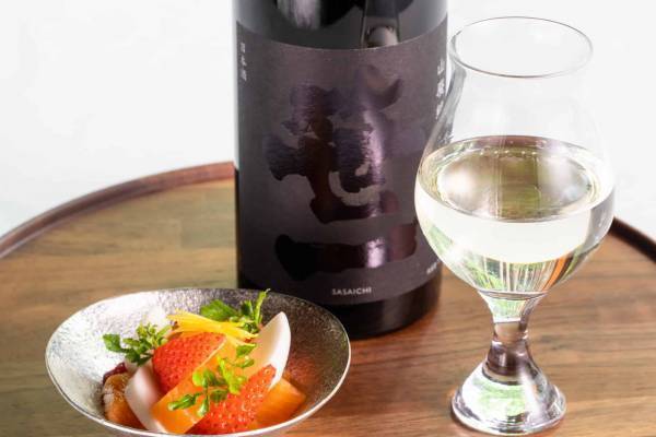 【星のや富士】日本酒を味わうだけではなく、仕込み水の水源を辿るショートトレッキングや酒蔵見学・食事を通じて、山梨県の日本酒の魅力を学ぶ「山麓のSAKE滞在」を提供｜期間：2022年12月1日～2023年2月28日