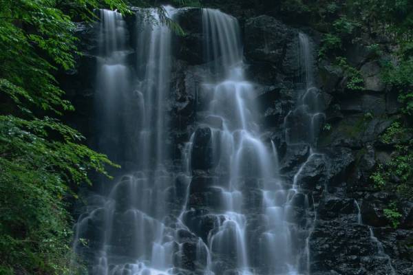 【星のや富士】日本酒を味わうだけではなく、仕込み水の水源を辿るショートトレッキングや酒蔵見学・食事を通じて、山梨県の日本酒の魅力を学ぶ「山麓のSAKE滞在」を提供｜期間：2022年12月1日～2023年2月28日