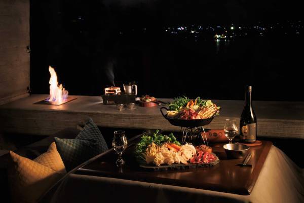 【星のや富士】日本酒を味わうだけではなく、仕込み水の水源を辿るショートトレッキングや酒蔵見学・食事を通じて、山梨県の日本酒の魅力を学ぶ「山麓のSAKE滞在」を提供｜期間：2022年12月1日～2023年2月28日