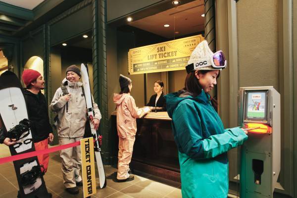 【OMO7旭川】「旭川、スキー都市宣言」今シーズンは館内でリフト券を購入できるOMOチケットカウンターが登場 ～交流スペース「SNOW BUM ラウンジ」では、その日の滑りを振り返るモニターを設置～｜期間：2022年12月1日～2023年3月31日