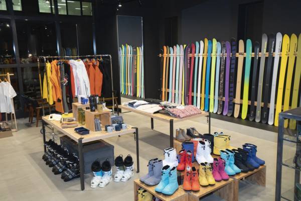 【OMO7旭川】「旭川、スキー都市宣言」今シーズンは館内でリフト券を購入できるOMOチケットカウンターが登場 ～交流スペース「SNOW BUM ラウンジ」では、その日の滑りを振り返るモニターを設置～｜期間：2022年12月1日～2023年3月31日