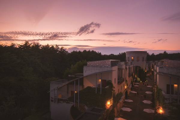 【リゾナーレ八ヶ岳】ロゼ色に彩られた街並みで10種のロゼワインが楽しめる「八ヶ岳ロゼタウン」開催｜期間：2022年3月19日～4月24日