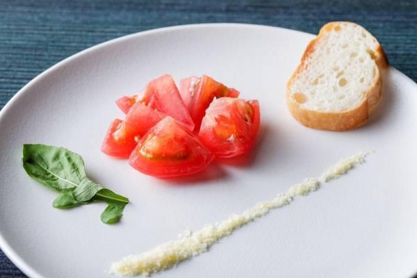 4つの海で囲まれた、“美食の大地、九州”の美味しい幸を満喫！ “甘鯛や九絵（クエ）、宮崎牛”などの絶品食材を、シェフが目の前で仕上げる贅沢なひととき 『九州の幸 特別コース』販売