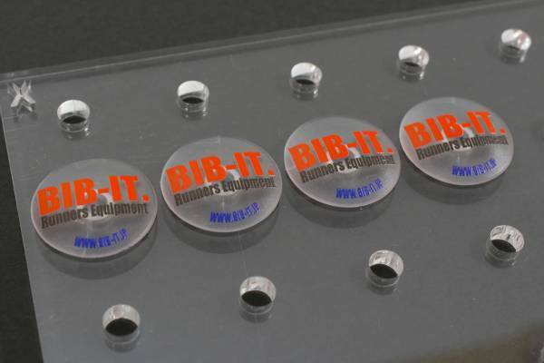 針を使わないゼッケン留めBIB-IT.　クリアタイプ初のフルカラーオリジナルプリントサービスを開始