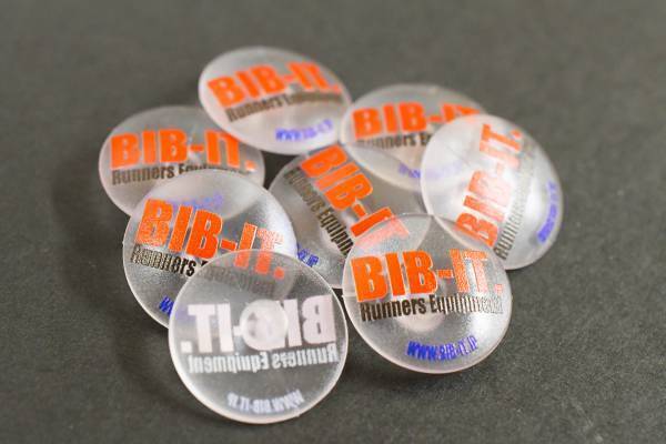 針を使わないゼッケン留めBIB-IT.　クリアタイプ初のフルカラーオリジナルプリントサービスを開始