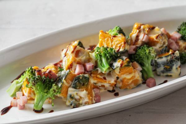 ホテルフレンチシェフ監修、食の宝庫“北海道”がテーマの絶品料理＆スイーツ 輝く大聖堂を臨むウッドデッキのテラス席や煌びやかな会場で、非日常感溢れるビアガーデン！ 「STRINGS 北海道ビアテラス」開催