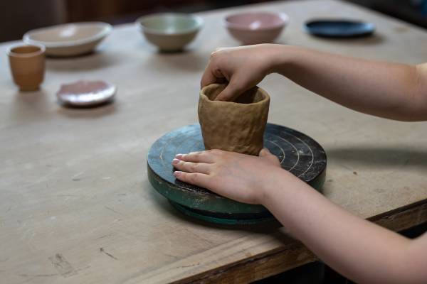 【界 長門】自分の手で土を伸ばし器をかたち作る「萩焼作家と行う自分だけの手びねり体験」開催 ～釉薬に使われる赤間硯に触れる「大人の墨あそび」も実施～｜期間：2023年1月28日～2月26日 （土・日曜日）