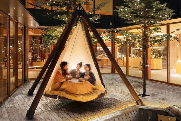 【BEB5軽井沢】宙に浮かぶこたつでさまざまなバランスゲームを楽しむ「ゆらゆら空中こたつ」登場 ～オリジナルみかんアイスも提供～｜期間：2022年12月27日～2023年2月28日