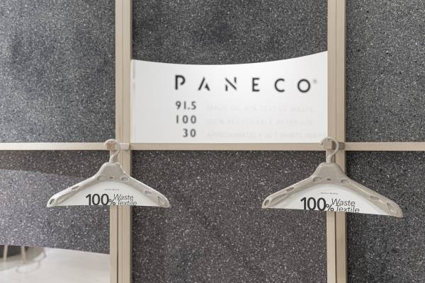 サスティナブルなハンガー『PANECO hanger』| 100%廃棄繊維をアップサイクル | 脱プラと脱廃棄に貢献