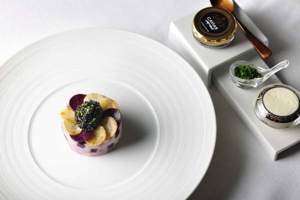 【星のや沖縄】沖縄特産の紅芋にキャビアをあわせた、 沖縄だけのちょっとした贅沢 「明けの贅沢 ～贅沢な一皿～」 「キャビア じゃがいもと紅芋のグラティナート」提供開始｜提供開始：2022年7月1日