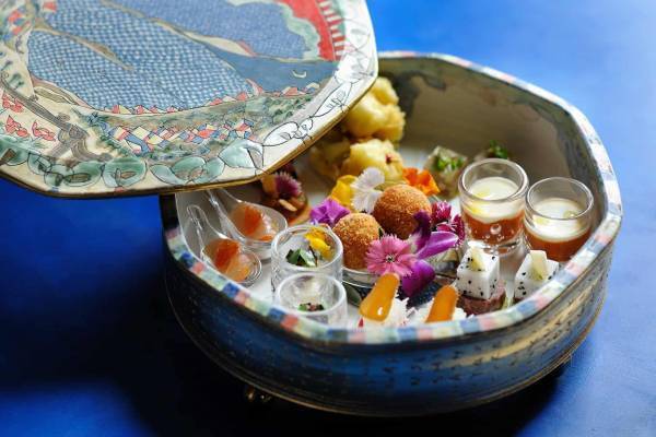 【星のや沖縄】沖縄特産の紅芋にキャビアをあわせた、 沖縄だけのちょっとした贅沢 「明けの贅沢 ～贅沢な一皿～」 「キャビア じゃがいもと紅芋のグラティナート」提供開始｜提供開始：2022年7月1日