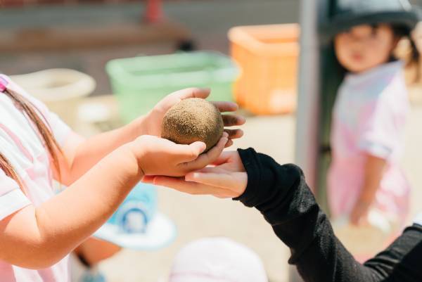 現役保育士のインタビュー企画「VOICE」の最新記事を公開。 障がいを持つ子どもたちを担当する先生の声を紹介