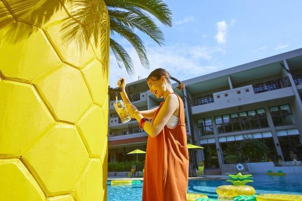 【西表島ホテル】プールサイドで「パインビアフェス」開催　巨大パイン型サーバーも登場｜期間：2022年6月16日～8月31日