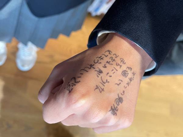 中学生がデザインした市の魅力を集めた「周南市オリジナルブックカバー」が完成。