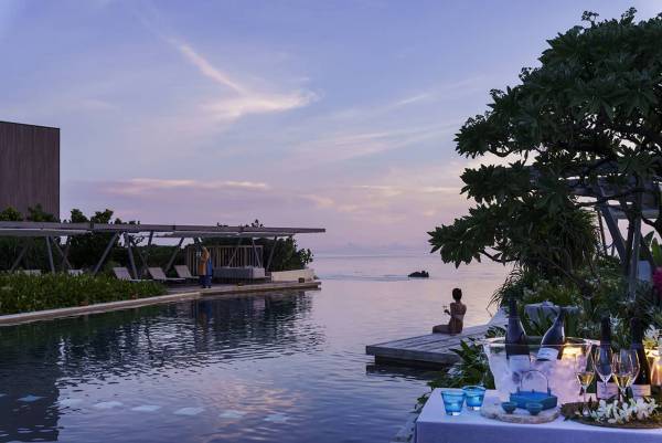 【星のや沖縄】水平線に沈む夕陽をプールから眺めながら過ごす「夕映えホットプールアペロ」開催 ～温かいプールで冷えたシャンパーニュや泡盛のカクテルを楽しむ～｜ 期間：2022年12月1日～2023年2月28日