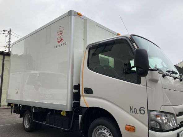 (株)キャブステーションが焼きたてチーズケーキ「りくろーおじさんの店」にドライバー安全教育システム「グッドラーニング！」を提供。なぜ洋菓子専門店がドライバー安全教育システムなのか。