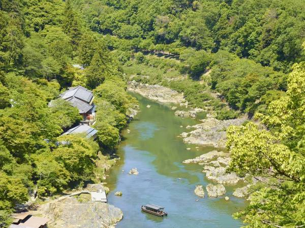【星のや京都】嵐峡の自然の中で読書に没頭したり空中茶室で抹茶を楽しんだりなど、自分と向き合い気兼ねない時間が過ごせる「奥嵐山の贅沢ひとり旅」提供開始｜期間：2022年8月22日から通年