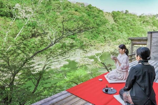 【星のや京都】嵐峡の自然の中で読書に没頭したり空中茶室で抹茶を楽しんだりなど、自分と向き合い気兼ねない時間が過ごせる「奥嵐山の贅沢ひとり旅」提供開始｜期間：2022年8月22日から通年
