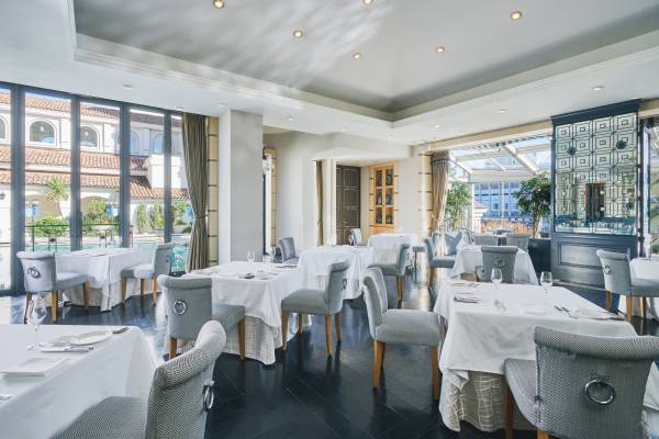 【横浜・大宮】いちご好きに贈る、王道「赤いちご」＆高級「白いちご」の“ツインズ”ご褒美パフェ【ストロベリーパフェwithハーゲンダッツ】白いちごのプレミアムパフェが新登場