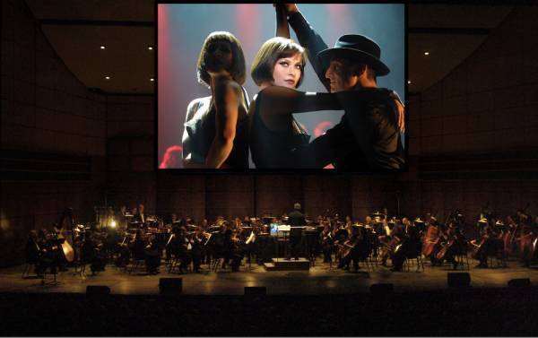 映画公開20周年記念 「シカゴ」シネマオーケストラ 開催決定！  名作ミュージカル映画全編を 巨大スクリーンとフルオーケストラの生演奏で！！