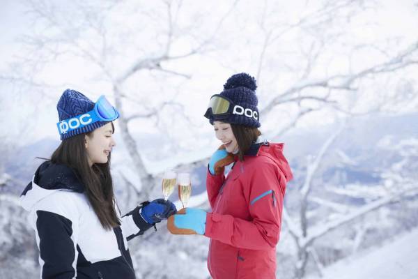 【トマム】ゲレンデにストリートピアノが登場する 「雪山絶景ピアノバー」実施 ～ピアノ演奏とシャンパンを堪能しながら、雪山の絶景を望む～｜期間：2023年3月1日～31日