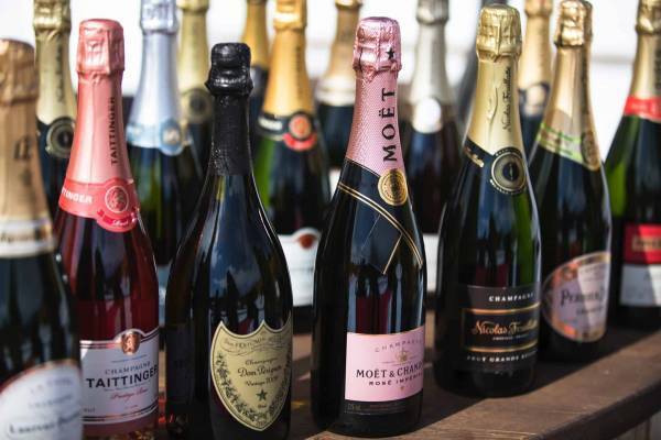 【トマム】ゲレンデにストリートピアノが登場する 「雪山絶景ピアノバー」実施 ～ピアノ演奏とシャンパンを堪能しながら、雪山の絶景を望む～｜期間：2023年3月1日～31日