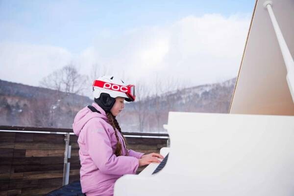 【トマム】ゲレンデにストリートピアノが登場する 「雪山絶景ピアノバー」実施 ～ピアノ演奏とシャンパンを堪能しながら、雪山の絶景を望む～｜期間：2023年3月1日～31日