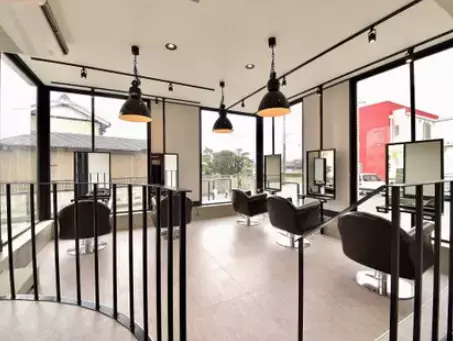 愛知大学前駅より徒歩13分。「Aujua」というシャンプー＆トリーメントを使用した『UN1CA de BIEMON』髪質改善にも定評あり！Findビューティーで情報を公開中