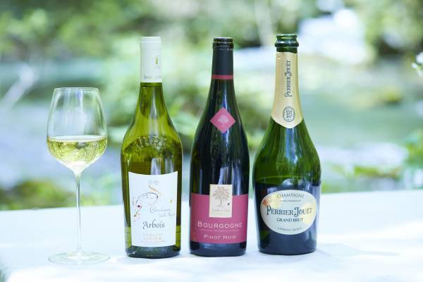 【奥入瀬渓流ホテル】新緑が美しい渓流沿いでランチとソムリエセレクトのワインを楽しむプログラム新登場｜期間：2022年5月10日～31日の月、火曜日限定