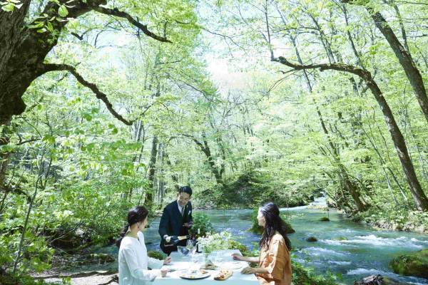 【奥入瀬渓流ホテル】新緑が美しい渓流沿いでランチとソムリエセレクトのワインを楽しむプログラム新登場｜期間：2022年5月10日～31日の月、火曜日限定